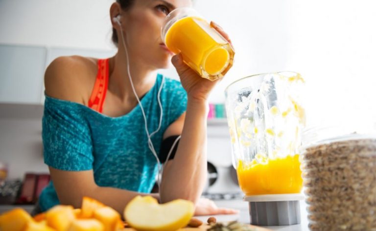 mulher tomando suco de laranja