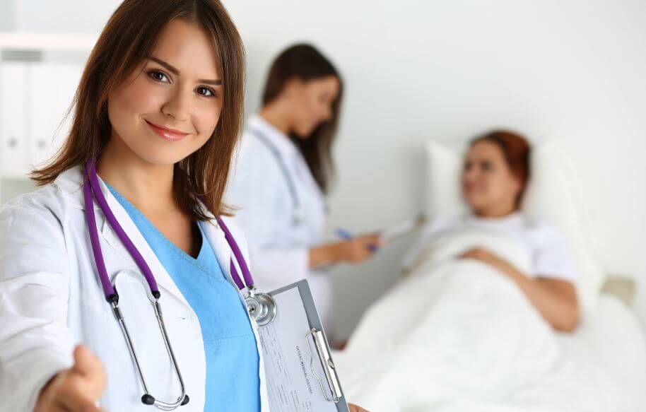 Mulher no hospital com uma médica