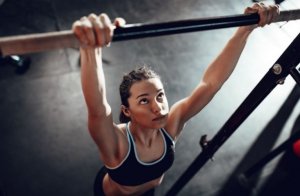 O que é fazer barra ou pull-up e como executar corretamente