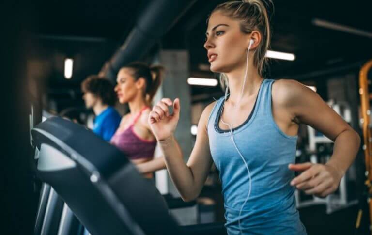 Mulher correndo na esteira