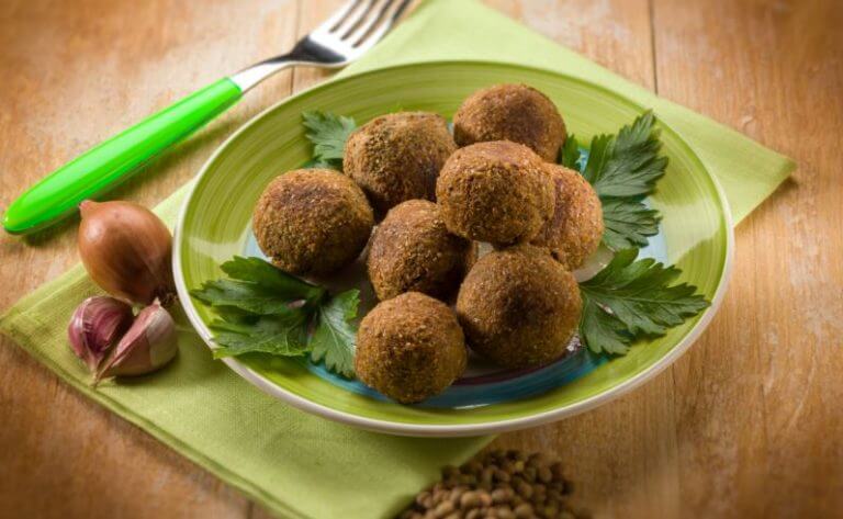 Almôndegas de lentilha com molho de missô