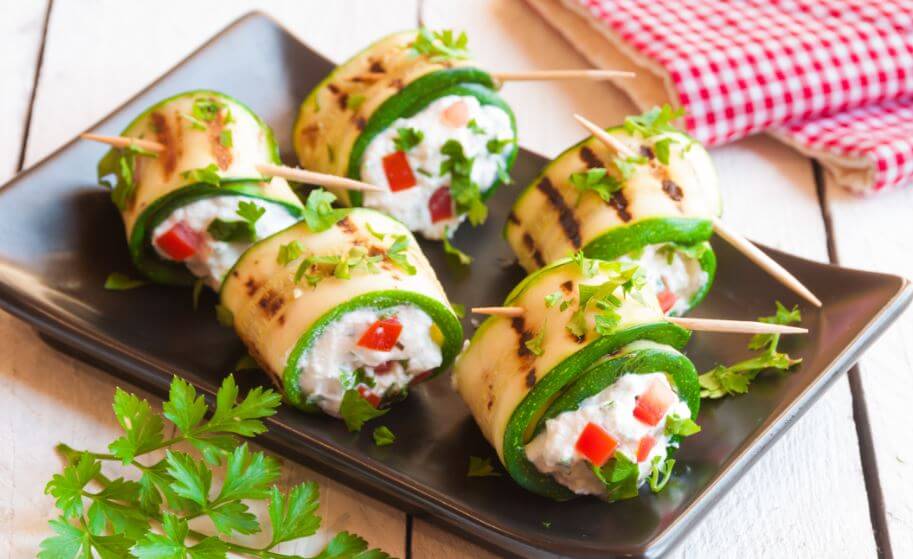 Aperitivos de baixa caloria: Rolinhos de abobrinha e queijo