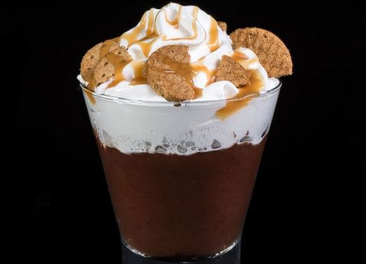 Sobremesa com ovos e chocolate