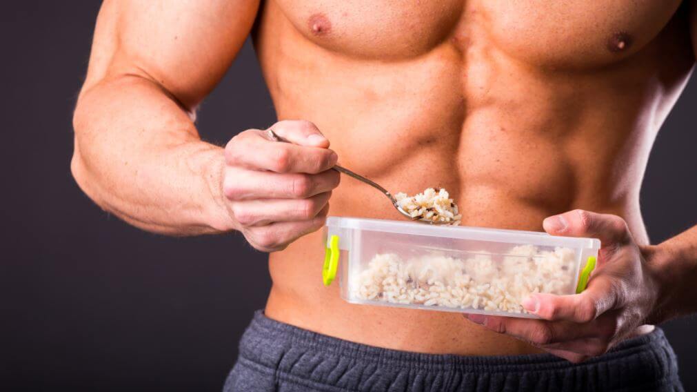 Homem muito forte comendo arroz