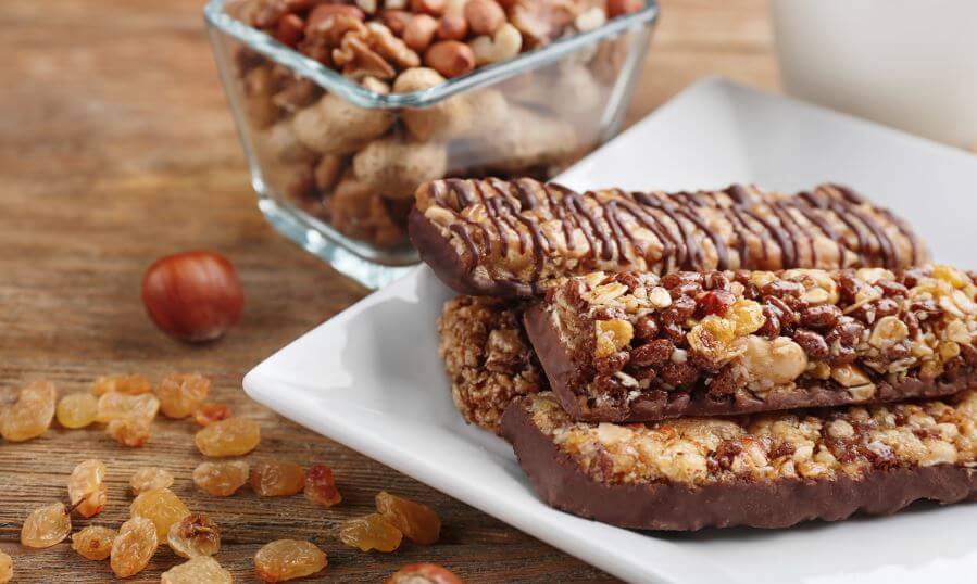 Barrinhas de cereais de frutas secas e chocolate