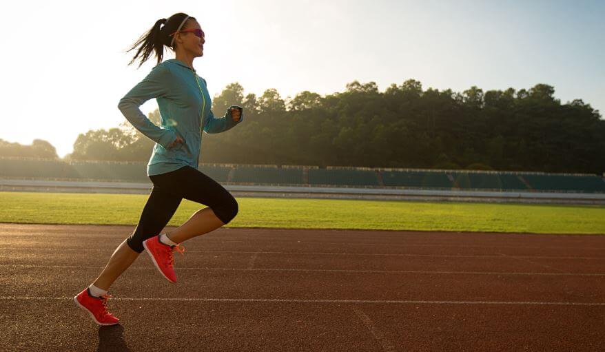 Mulher correndo em uma pista de corrida