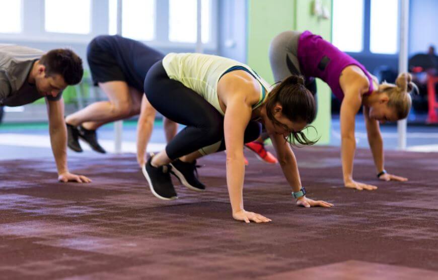 Alunos fazendo burpees na academia