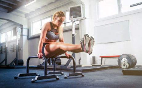 Mulher fazendo exercícios na academia