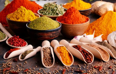 vários temperos e especiarias