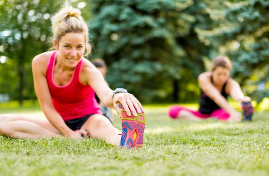 Mulheres se alongando no parque