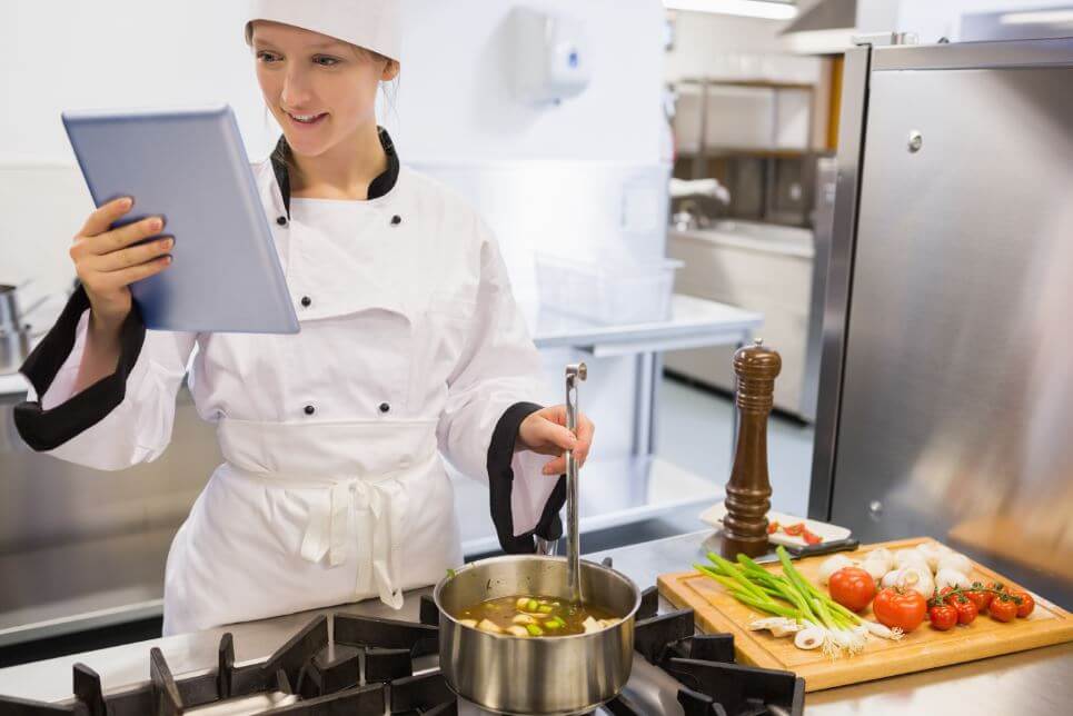 mulher fazendo caldo caseiro