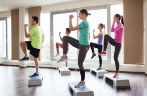 Saiba como fortalecer o tronco inferior com exercícios de step