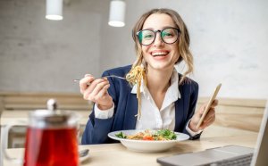 Como fazer uma salada de macarrão saudável
