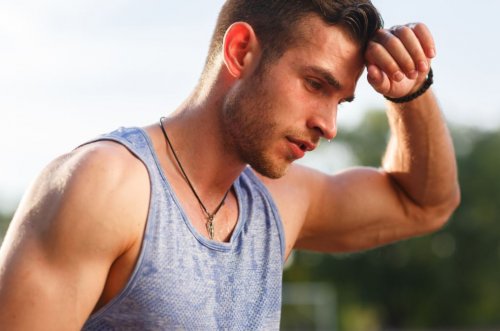 Homem cansado treinando