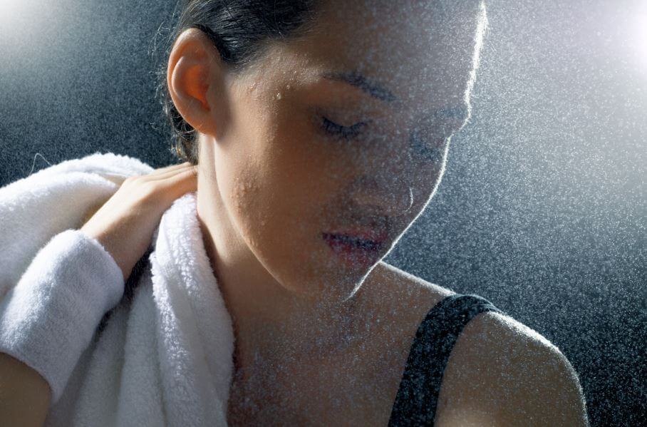 Menina na chuva se secando com toalha