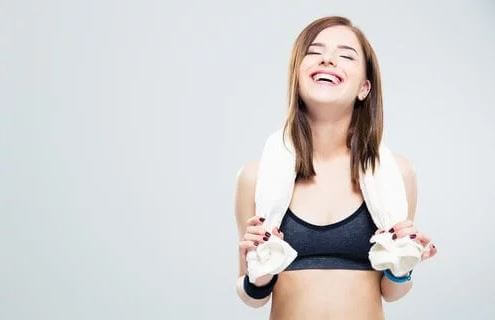 Mulher feliz depois de praticar esportes