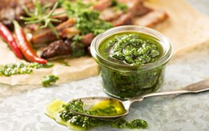 Aprenda a fazer 2 receitas com o molho chimichurri