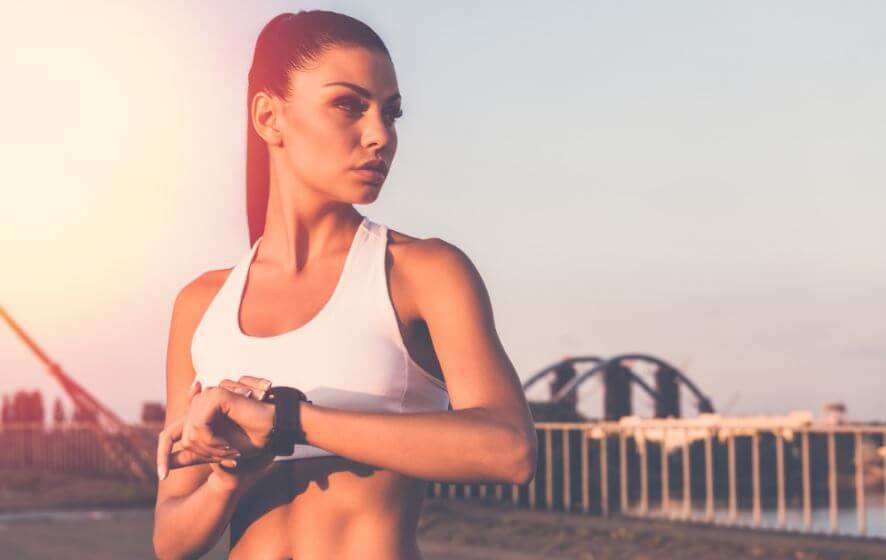 Mulher arrumada para fazer exercícios