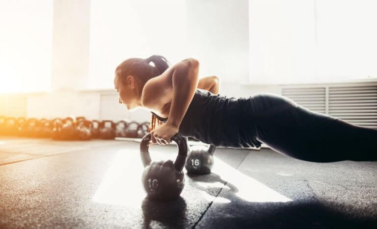 Exercícios de peito com Kettlebells