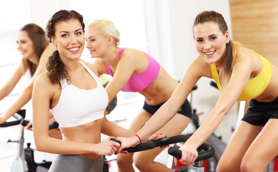 Alunas em uma aula de spinning para iniciantes