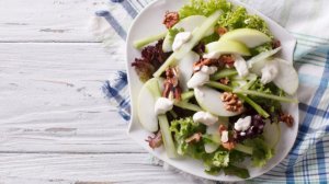 Diferentes receitas de salada Waldorf