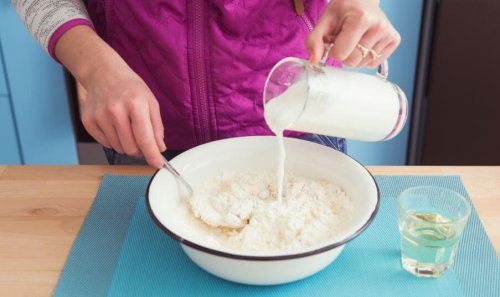 Mulher preparando kefir