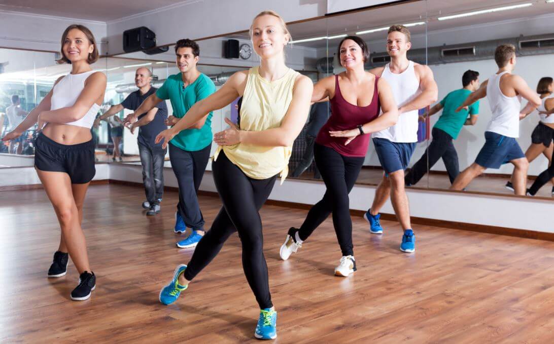 alunos na aula de zumba