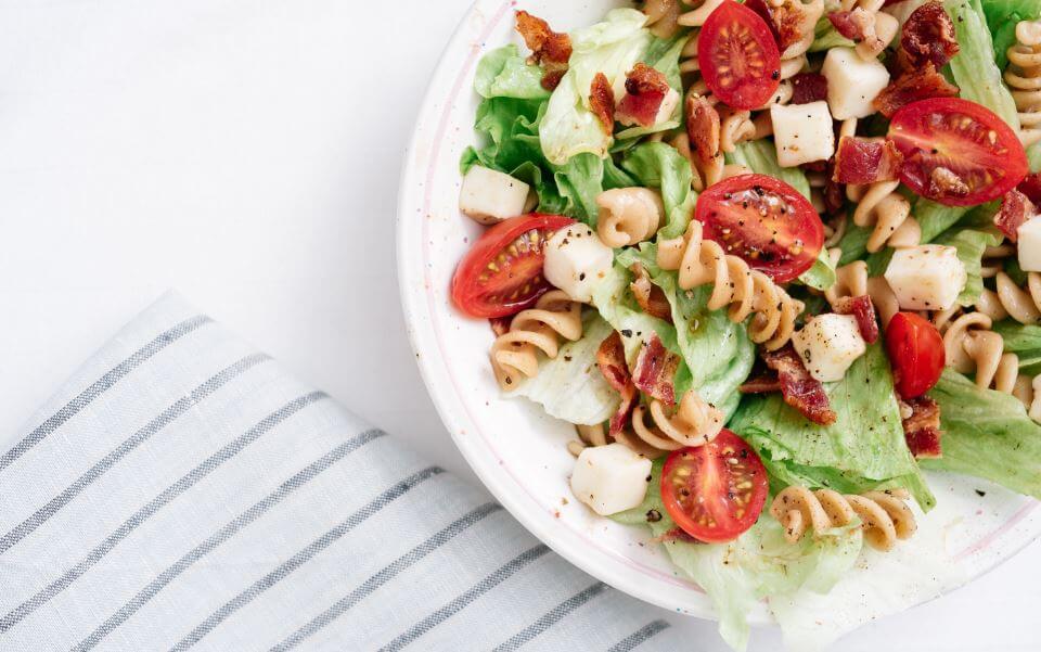 Prato de pasta com salada