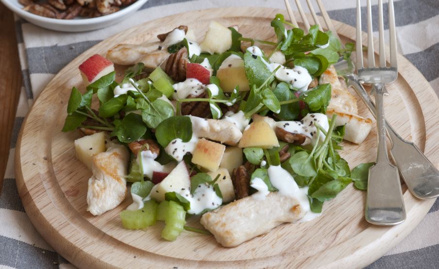 Salada Waldorf com frango