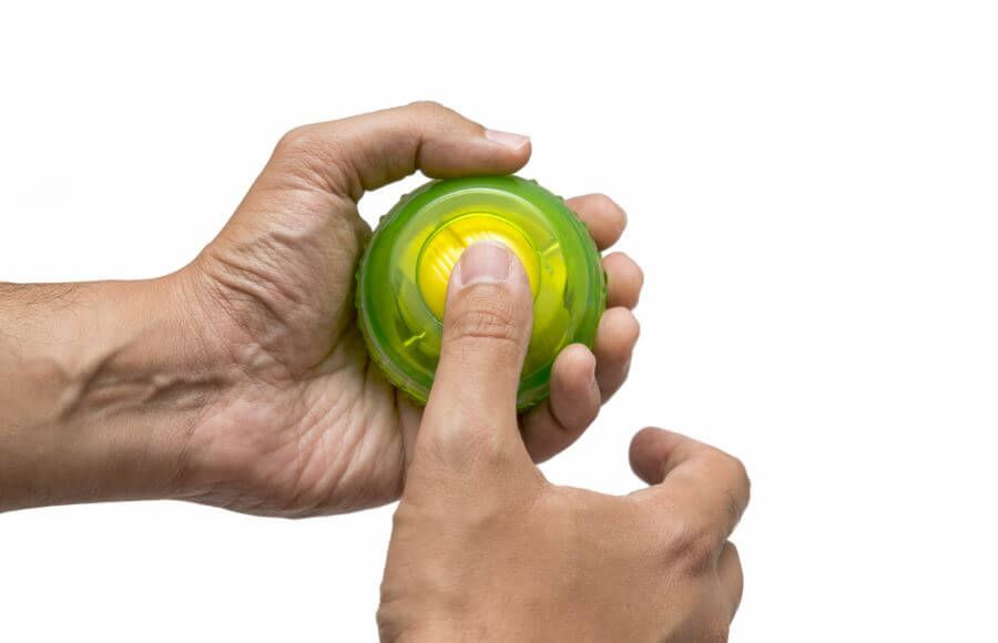 As mãos de uma pessoa segundo uma Power Ball