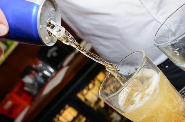 Bebidas energéticas sendo colocada em um copo