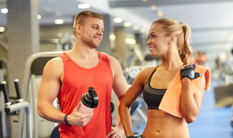 Casal na academia com um shake de proteína