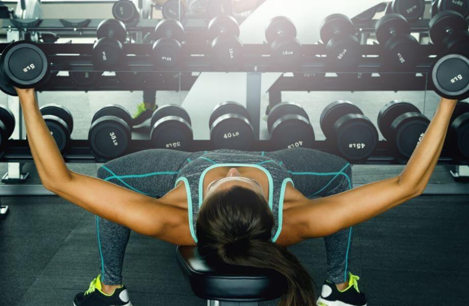 Mulher fazendo crucifixo no banco