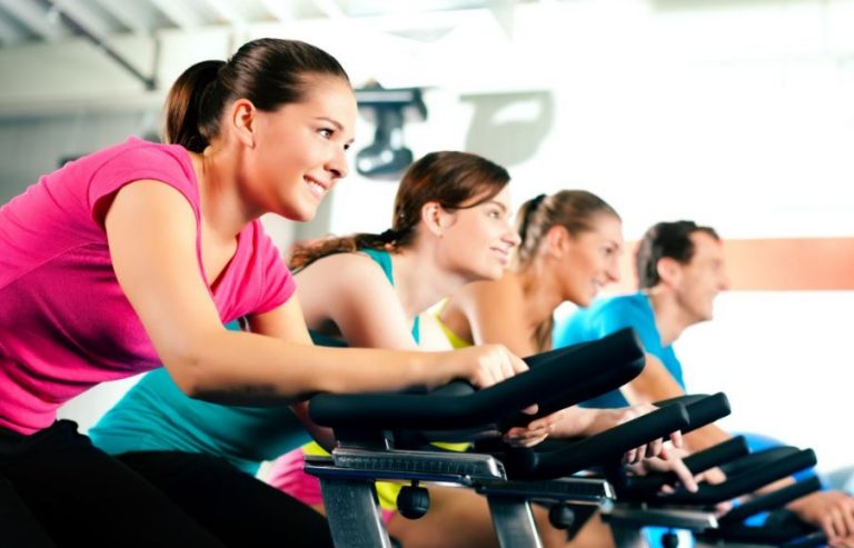 Alunas em uma aula de spinning