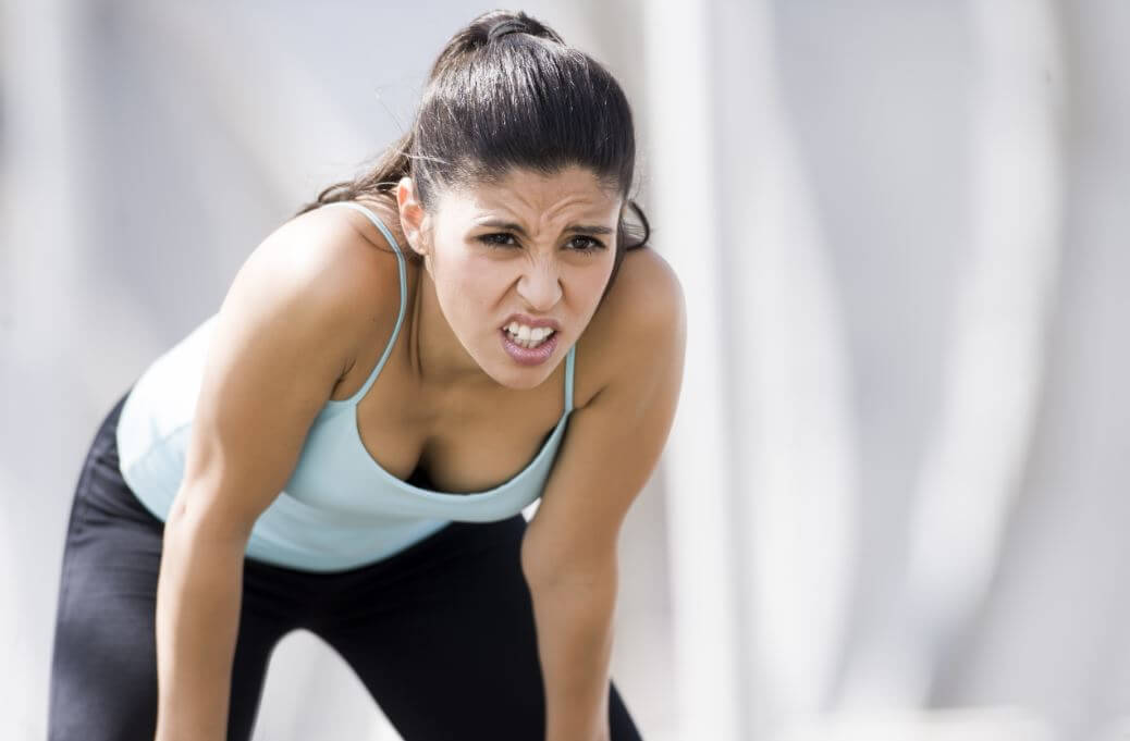 Mulher cansada fazendo exercício