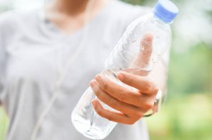 Saiba como fazer um treino de força com garrafas de água