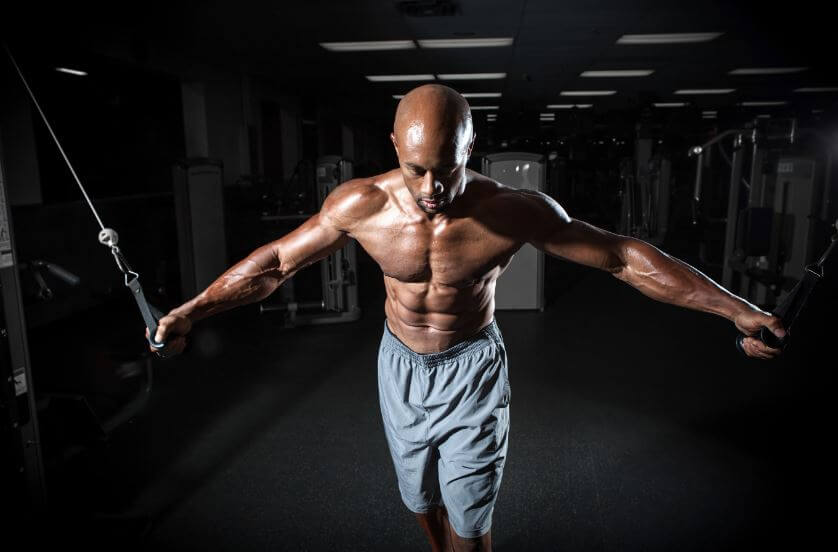 Homem fazendo crucifixo no cabo