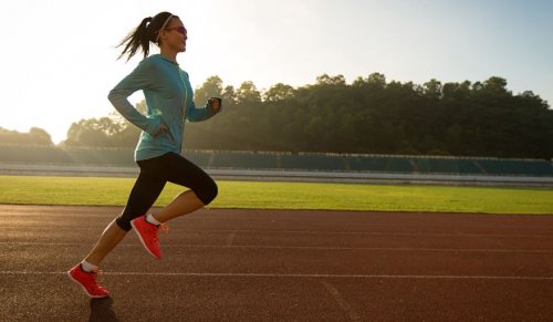 Mulher correndo na pista de corrida