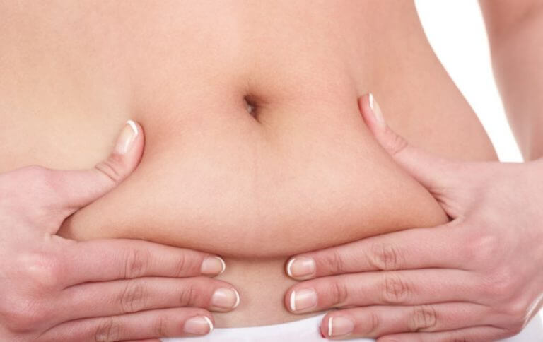 Mulher com retenção de líquidos na barriga