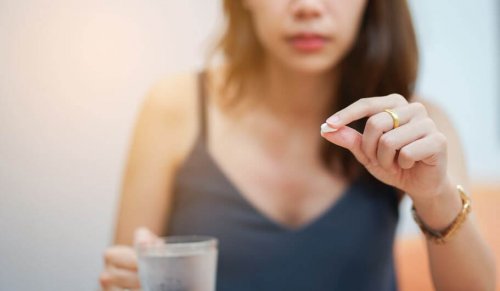 Mulher tomando comprimido