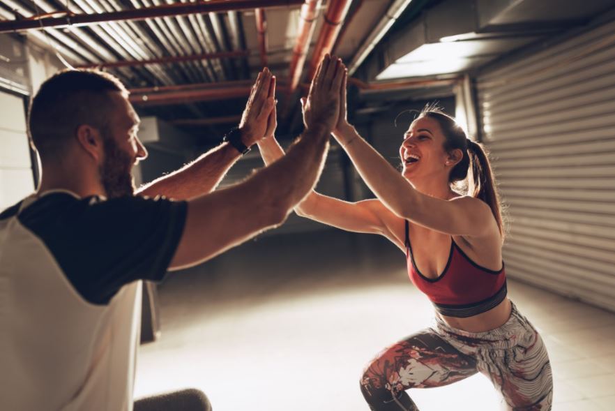 Homem e mulher se exercitando felizes