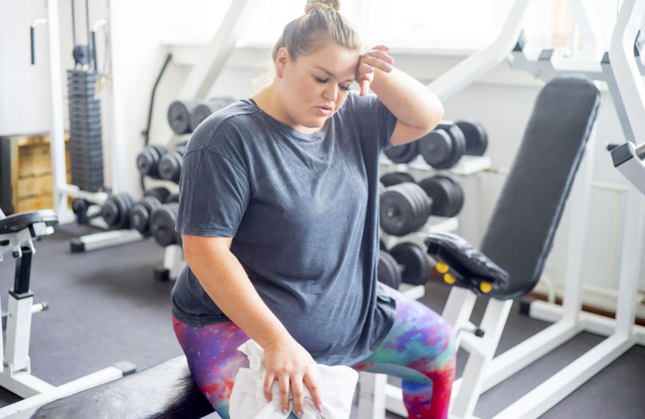 Mulher muito gorda na academia malhando