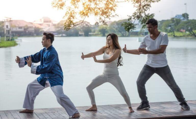 Pessoas praticando artes marciais