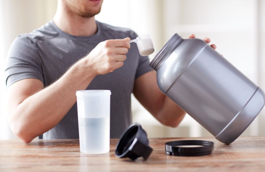 Homem preparando um shake de proteína