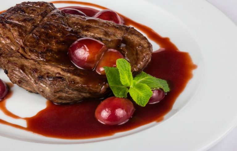 Bife com calda de uva