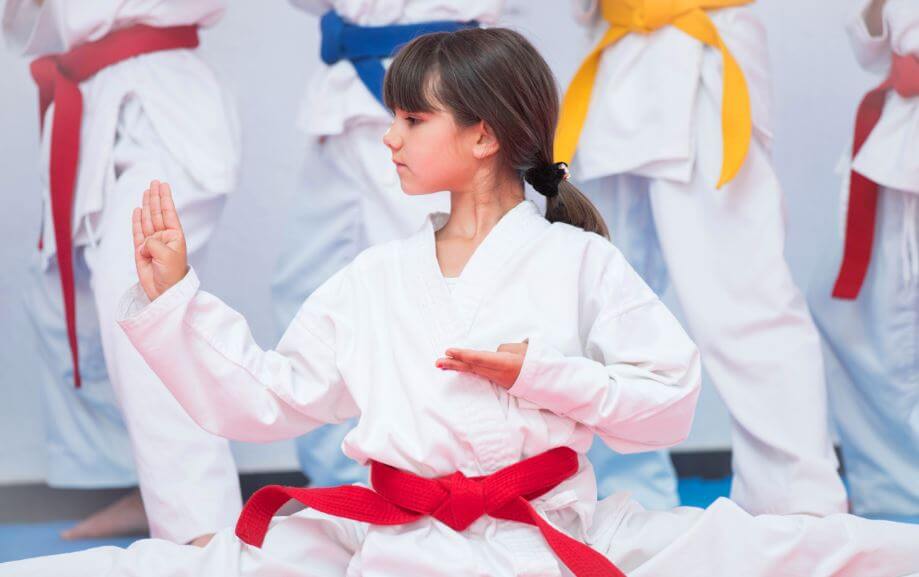 Menina praticando artes maciais