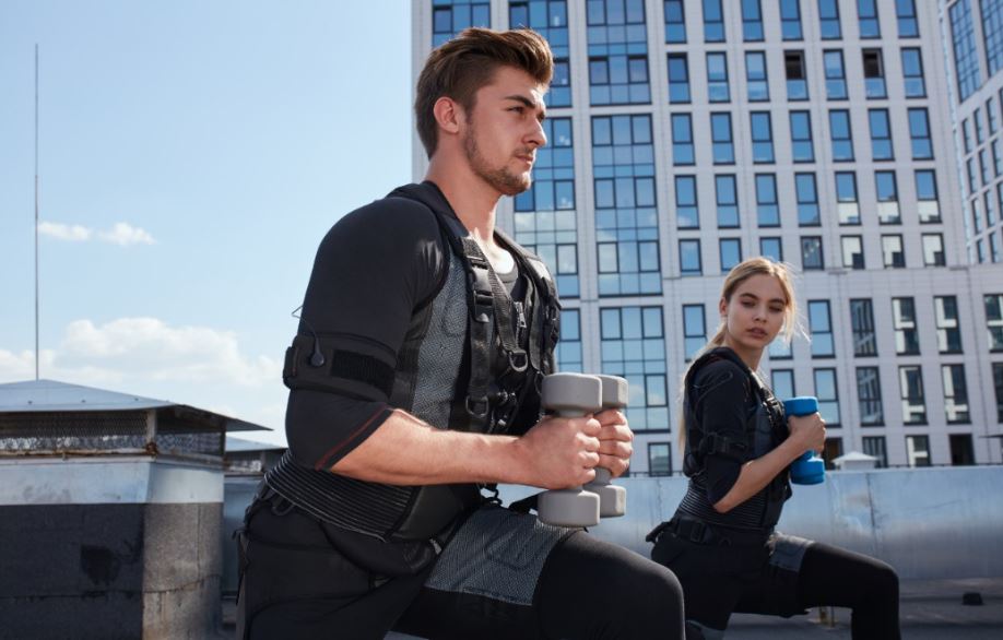 Homem com colete de peso