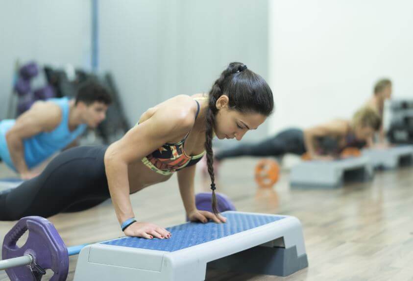 Mulher fazendo flexões inclinadas