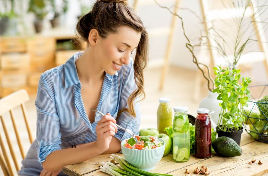 Mulher comendo uma salada