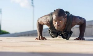 Treine ao ar livre com colete de peso